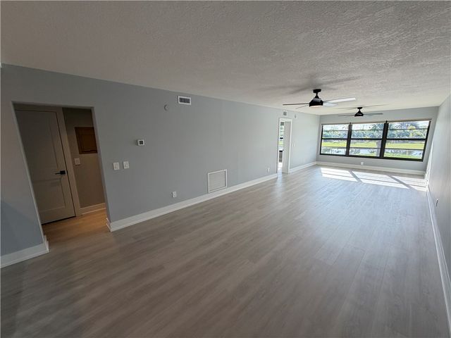 31 Plantation Drive 201, Vero Beach, FL 32966