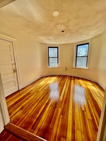 48 Endicott Street 2R, Salem, MA 01970