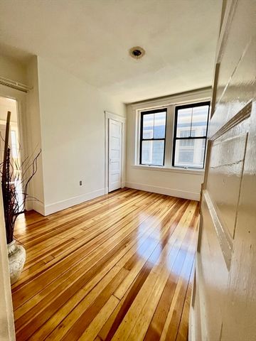 48 Endicott Street 2R, Salem, MA 01970