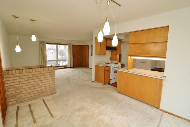 425 11th Ave NE, Minot, ND 58703