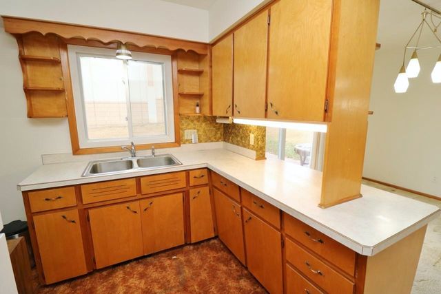 425 11th Ave NE, Minot, ND 58703