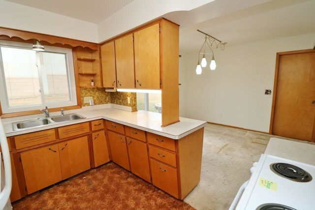 425 11th Ave NE, Minot, ND 58703