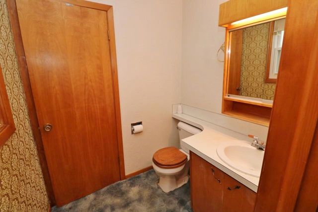 425 11th Ave NE, Minot, ND 58703