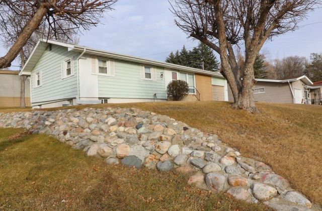 425 11th Ave NE, Minot, ND 58703