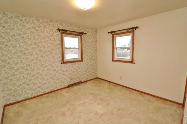 425 11th Ave NE, Minot, ND 58703