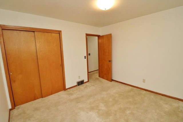 425 11th Ave NE, Minot, ND 58703