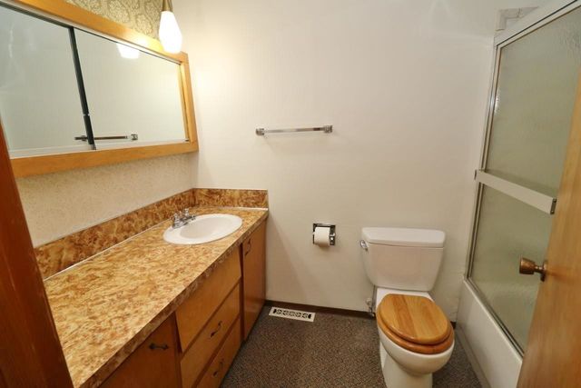 425 11th Ave NE, Minot, ND 58703