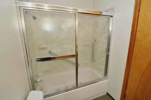 425 11th Ave NE, Minot, ND 58703