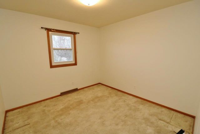 425 11th Ave NE, Minot, ND 58703