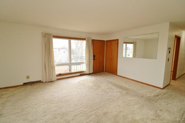 425 11th Ave NE, Minot, ND 58703