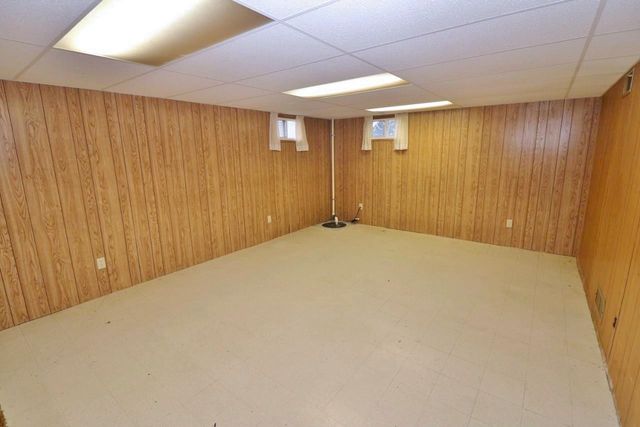 425 11th Ave NE, Minot, ND 58703