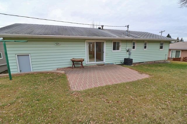 425 11th Ave NE, Minot, ND 58703