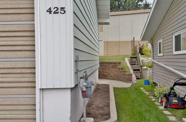 425 11th Ave NE, Minot, ND 58703