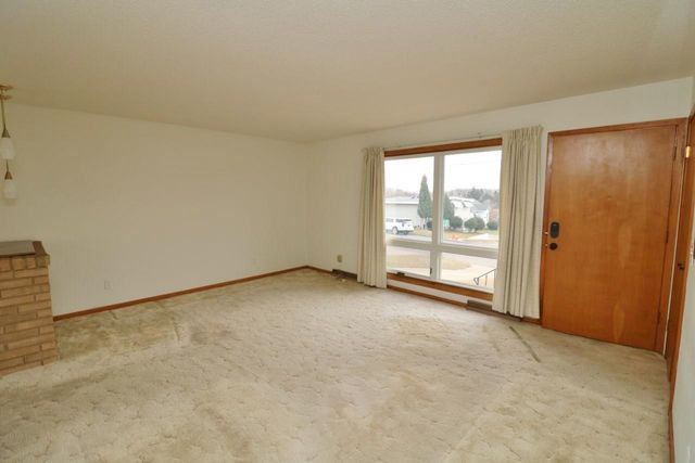 425 11th Ave NE, Minot, ND 58703