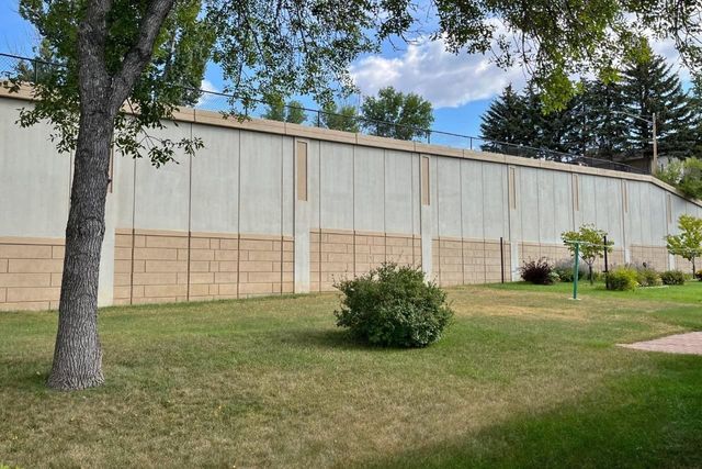 425 11th Ave NE, Minot, ND 58703