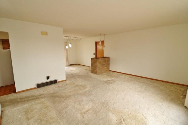 425 11th Ave NE, Minot, ND 58703