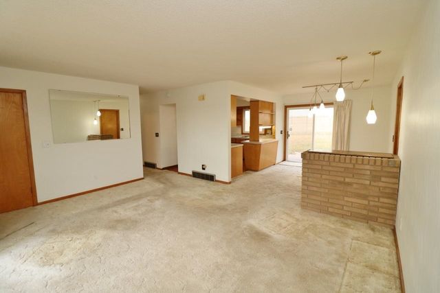 425 11th Ave NE, Minot, ND 58703