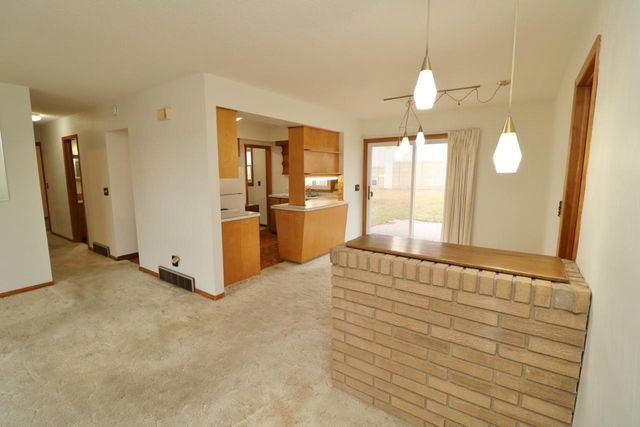 425 11th Ave NE, Minot, ND 58703