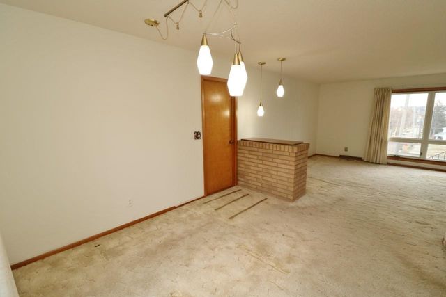 425 11th Ave NE, Minot, ND 58703