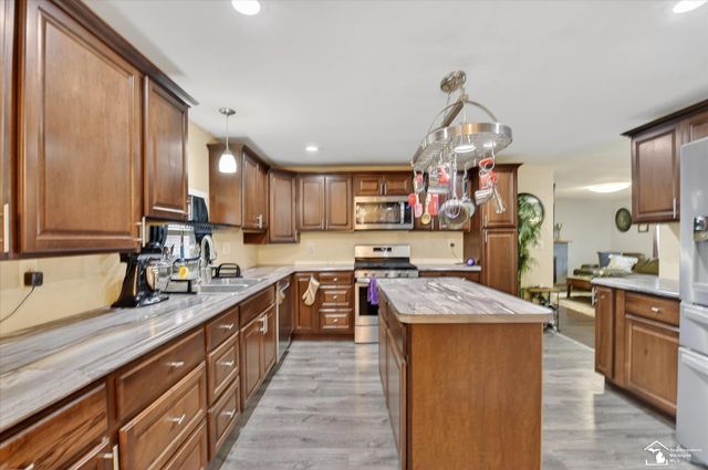 7077 Taylor Avenue, Temperance, MI 48182