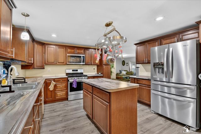 7077 Taylor Avenue, Temperance, MI 48182