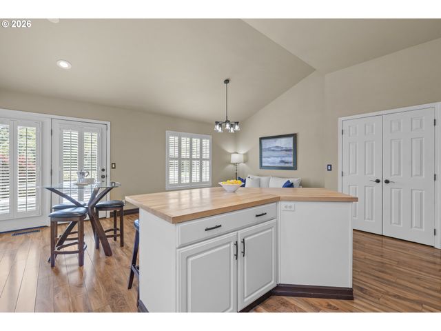 514 CREEKSIDE Dr, Salem, OR 97306