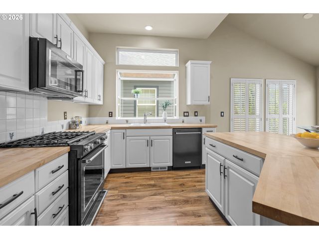 514 CREEKSIDE Dr, Salem, OR 97306