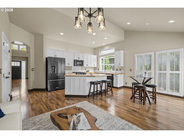 514 CREEKSIDE Dr, Salem, OR 97306