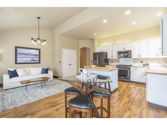 514 CREEKSIDE Dr, Salem, OR 97306