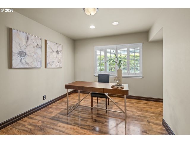 514 CREEKSIDE Dr, Salem, OR 97306