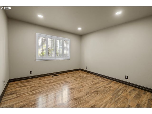 514 CREEKSIDE Dr, Salem, OR 97306