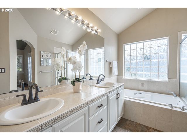 514 CREEKSIDE Dr, Salem, OR 97306