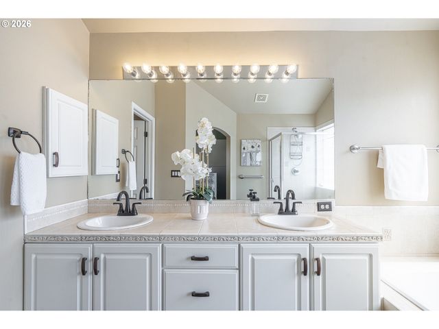 514 CREEKSIDE Dr, Salem, OR 97306