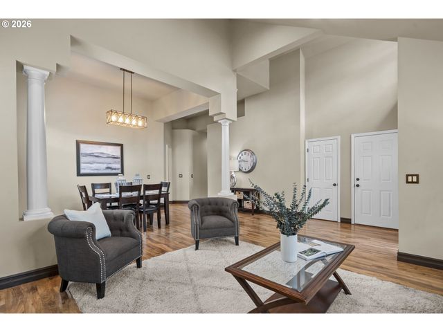 514 CREEKSIDE Dr, Salem, OR 97306