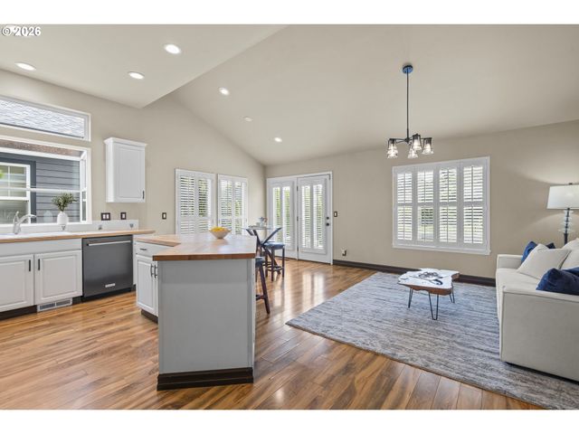 514 CREEKSIDE Dr, Salem, OR 97306