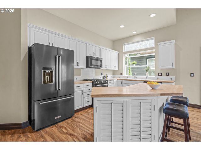 514 CREEKSIDE Dr, Salem, OR 97306
