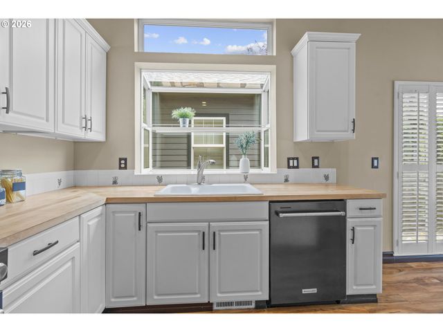 514 CREEKSIDE Dr, Salem, OR 97306