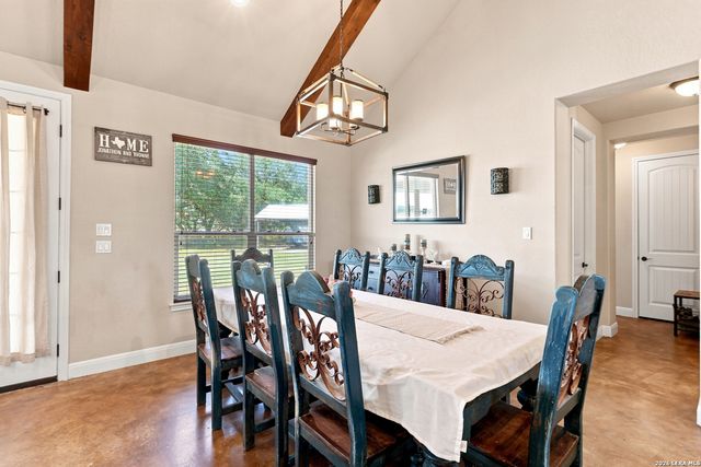 1250 County Road 304, Floresville, TX 78114
