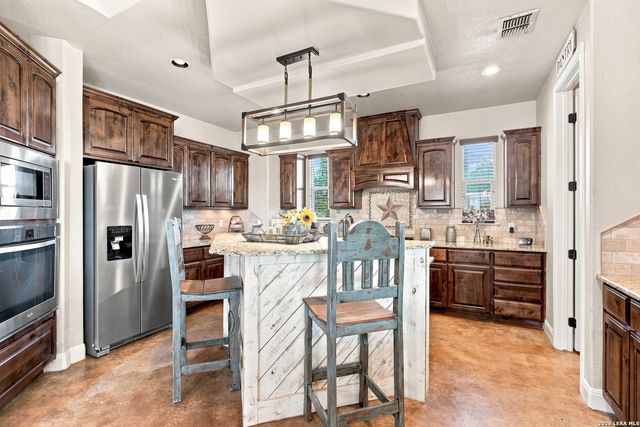 1250 County Road 304, Floresville, TX 78114