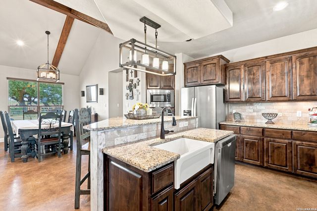 1250 County Road 304, Floresville, TX 78114
