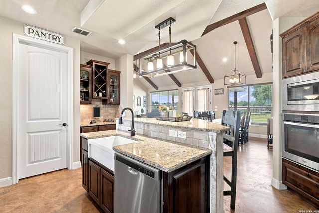 1250 County Road 304, Floresville, TX 78114