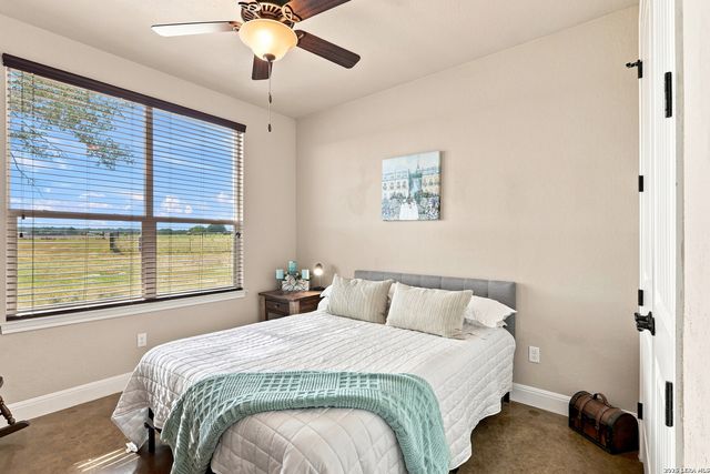 1250 County Road 304, Floresville, TX 78114