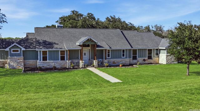 1250 County Road 304, Floresville, TX 78114
