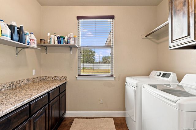 1250 County Road 304, Floresville, TX 78114