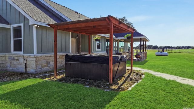 1250 County Road 304, Floresville, TX 78114