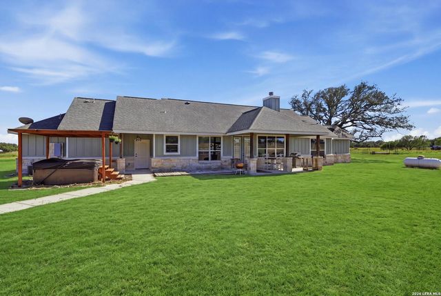 1250 County Road 304, Floresville, TX 78114