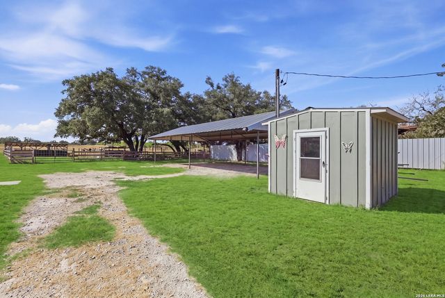 1250 County Road 304, Floresville, TX 78114