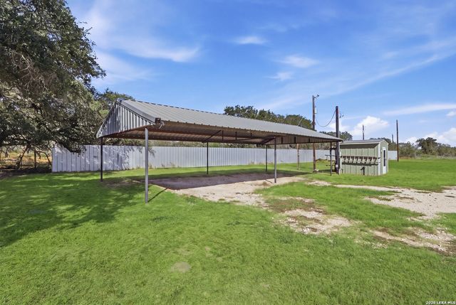 1250 County Road 304, Floresville, TX 78114