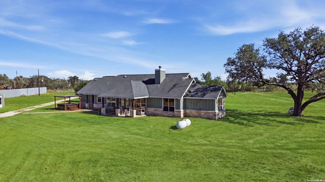 1250 County Road 304, Floresville, TX 78114