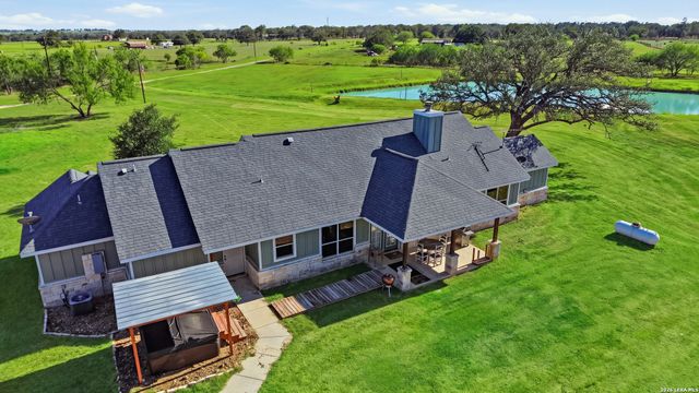 1250 County Road 304, Floresville, TX 78114